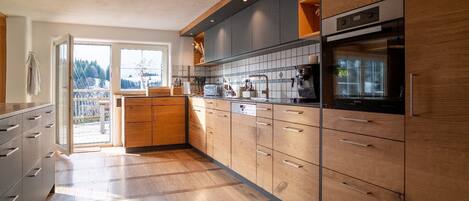 オーブン、コンロ、食器洗い機