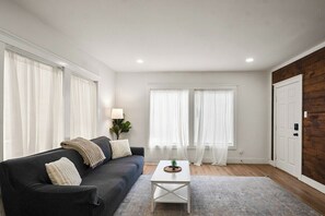 TV, offices - Premium EaDo Apartment | Stadiums • Downtown (Houston)
