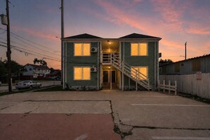 Exterior - Premium EaDo Apartment | Stadiums • Downtown (Houston)