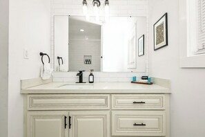 Shower, hair dryer, shampoo - Premium EaDo Apartment | Stadiums • Downtown (Houston)