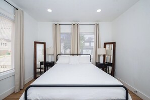 1 bedroom, iron/ironing board, WiFi, bed sheets - Premium EaDo Apartment | Stadiums • Downtown (Houston)