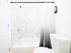 Sèche-cheveux, serviettes fournies, savon, papier toilette