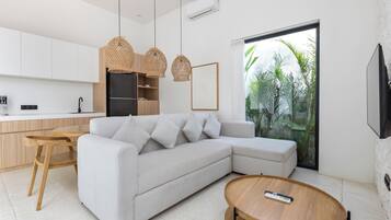 Villa, 1 cama King size y sofá cama, alberca privada, vista a la alberca | Sala de estar | Smart TV de 29 pulgadas con canales por cable