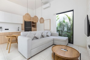 Villa, 1 cama King size y sofá cama, alberca privada, vista a la alberca | Sala de estar | Smart TV de 29 pulgadas con canales por cable