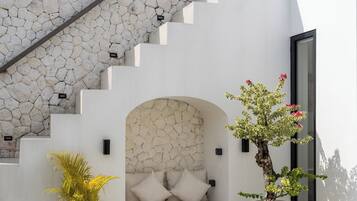 Villa, 1 cama King size y sofá cama, alberca privada, vista a la alberca | Terraza o patio