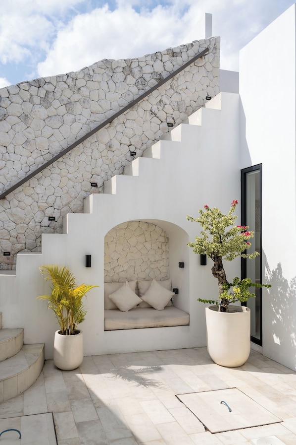 Villa, 1 cama King size y sofá cama, alberca privada, vista a la alberca | Terraza o patio