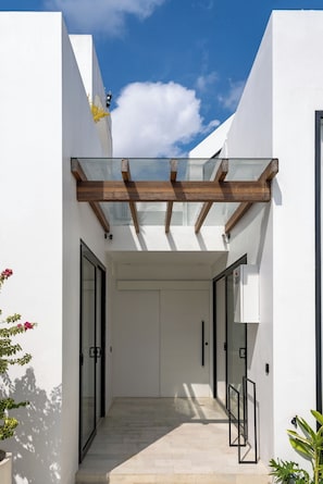 Villa, 1 cama King size y sofá cama, alberca privada, vista a la alberca | Caja de seguridad en la habitación y escritorio