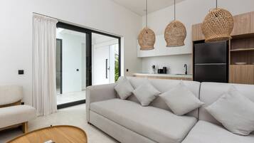 Villa, 1 cama King size y sofá cama, alberca privada, vista a la alberca | Sala de estar | Smart TV de 29 pulgadas con canales por cable