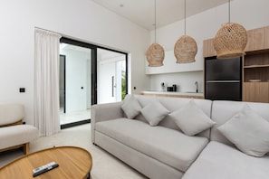 Villa, 1 cama King size y sofá cama, alberca privada, vista a la alberca | Sala de estar | Smart TV de 29 pulgadas con canales por cable