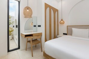 In-room safe, desk, laptop workspace, blackout curtains - Casa Mios Villa Canggu (Canggu)