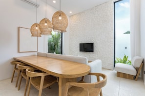 Villa, 1 cama King size y sofá cama, alberca privada, vista a la alberca | Servicio a la habitación