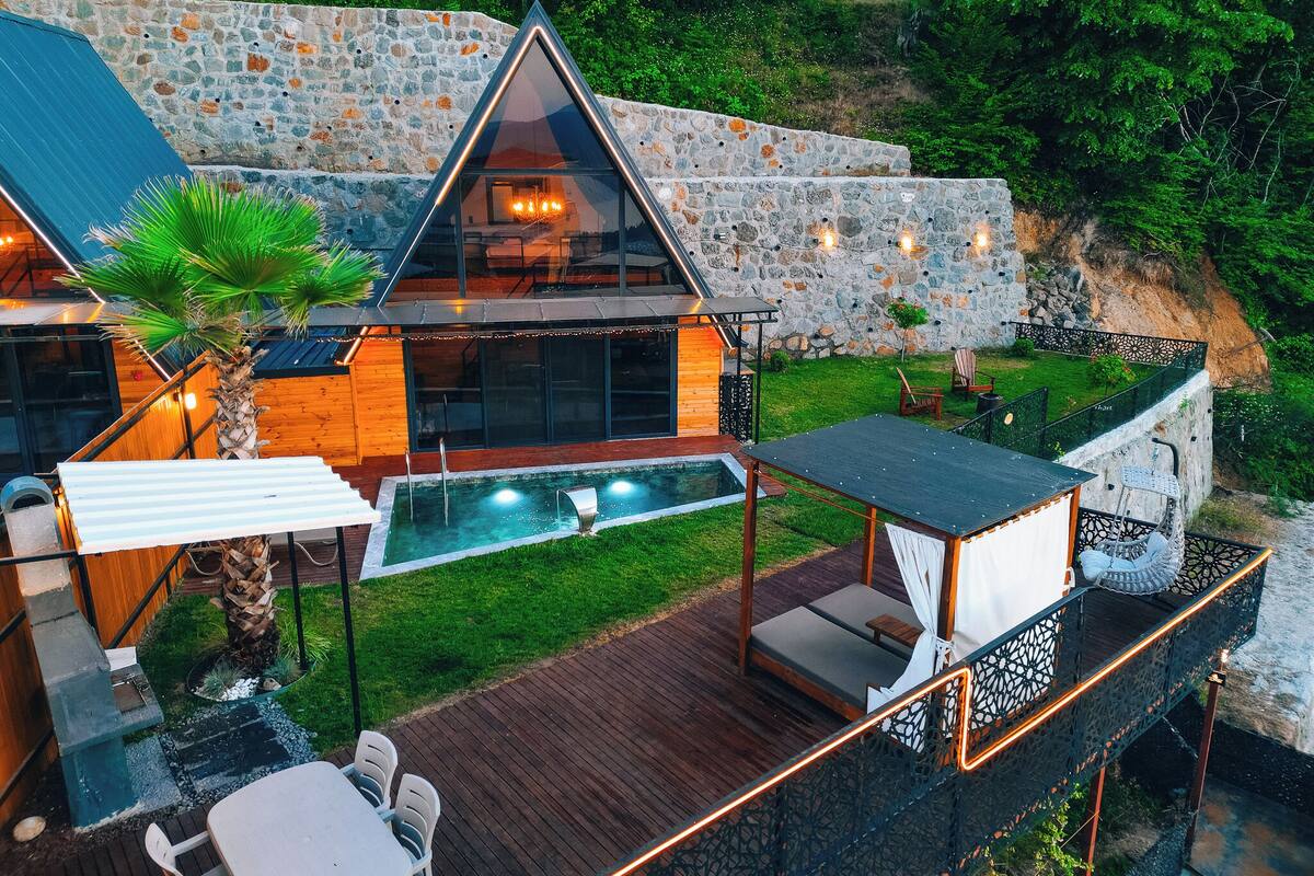 标准平房, 2 间卧室, 私人游泳池, 湖景 | 住宿正面