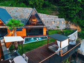 标准平房, 2 间卧室, 私人游泳池, 湖景 | 住宿正面