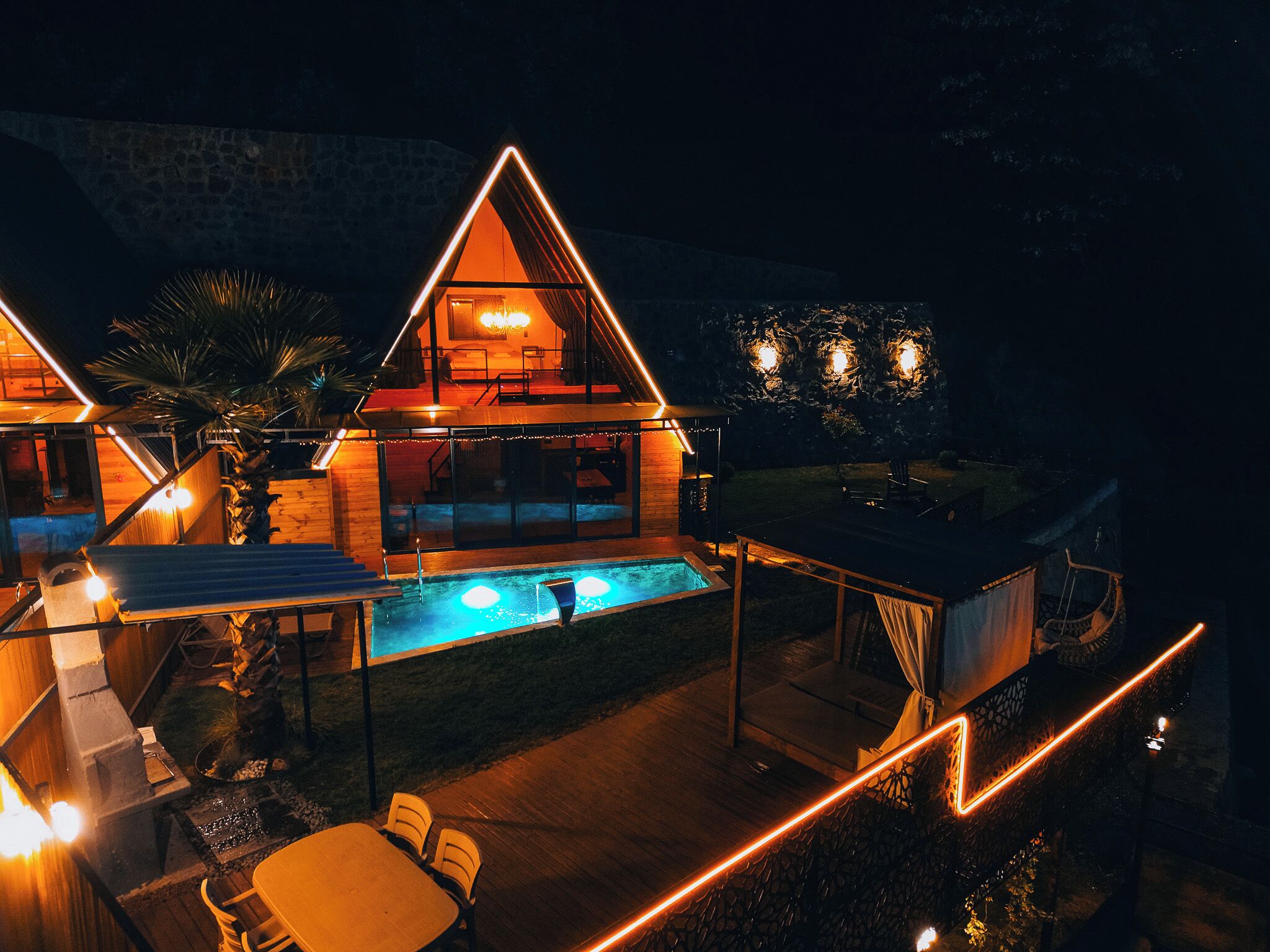 Standard-bungalow, 2 makuuhuonetta, yksityinen uima-allas, järvinäköala | Allergiatestatut vuodevaatteet, silitysrauta/-lauta