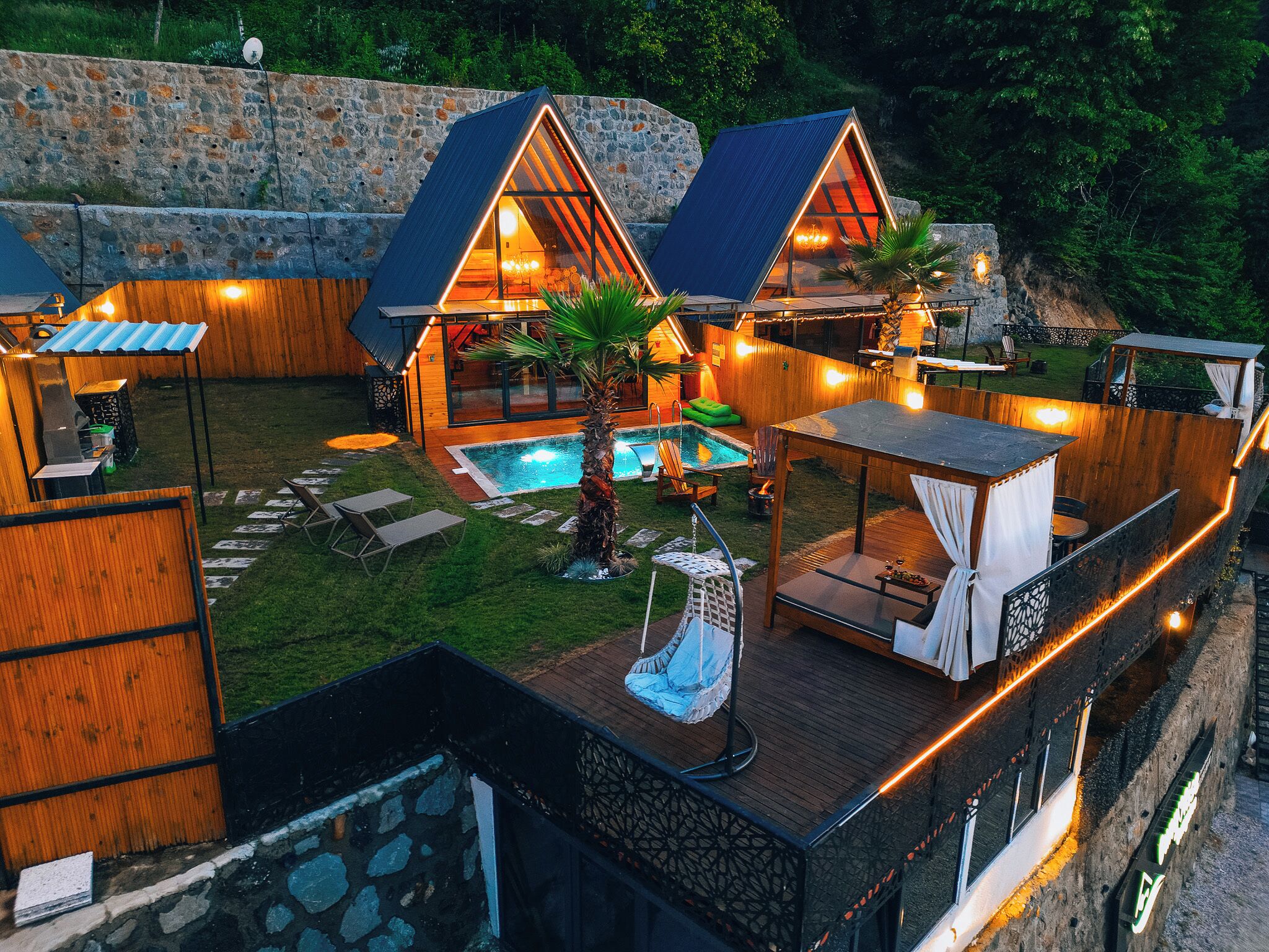 Ropa de cama hipoalergénica y tabla de planchar con plancha 