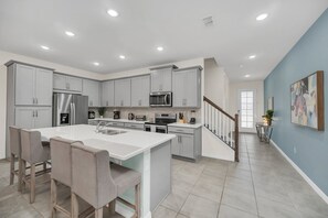 Kjøleskap, mikrobølgeovn, ovn og kokeplater