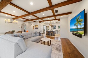 TV - Oceanview Rooftop Escape, Modern Spanish Decor (San Diego)