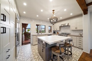 Fridge, microwave, oven, stovetop - Oceanview Rooftop Escape, Modern Spanish Decor (San Diego)