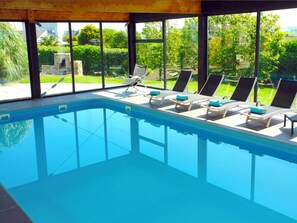 Indoor pool, a heated pool - Villa Armoréa (Sibiril)