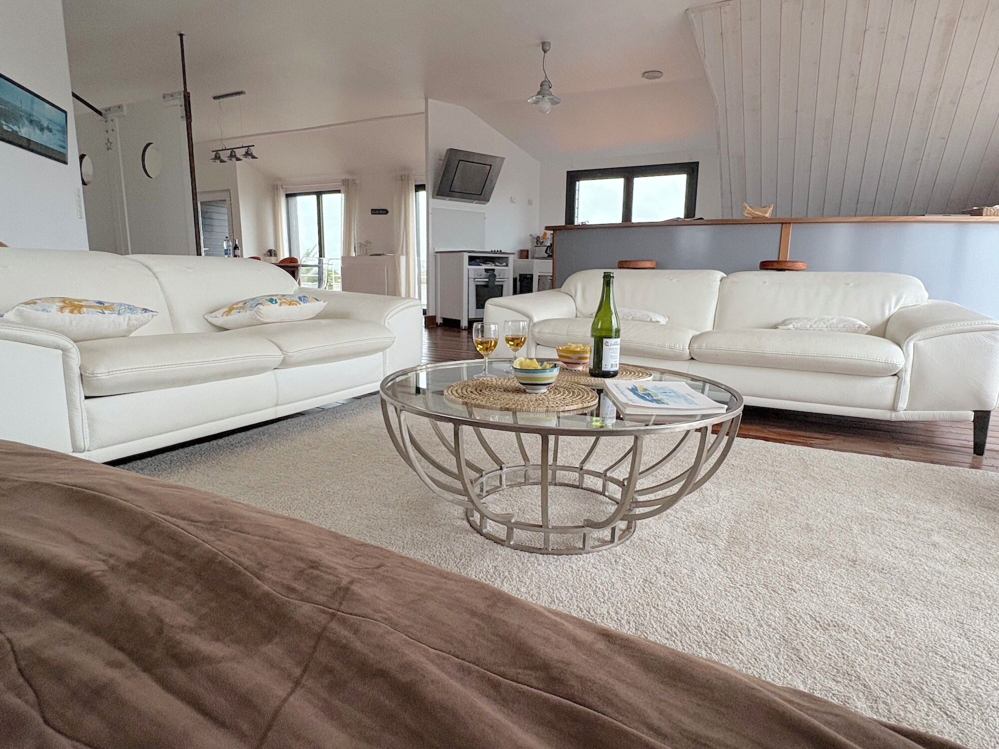 Téléviseur, foyer, table de ping-pong, livres