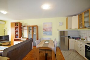 Réfrigérateur, four, plaque de cuisson, cafetiÚre/bouilloire