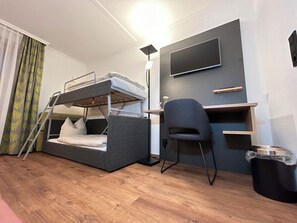 Comfort Quadruple Room | Desk, free WiFi, bed sheets - Hotel Alpenhof (Bayrischzell)