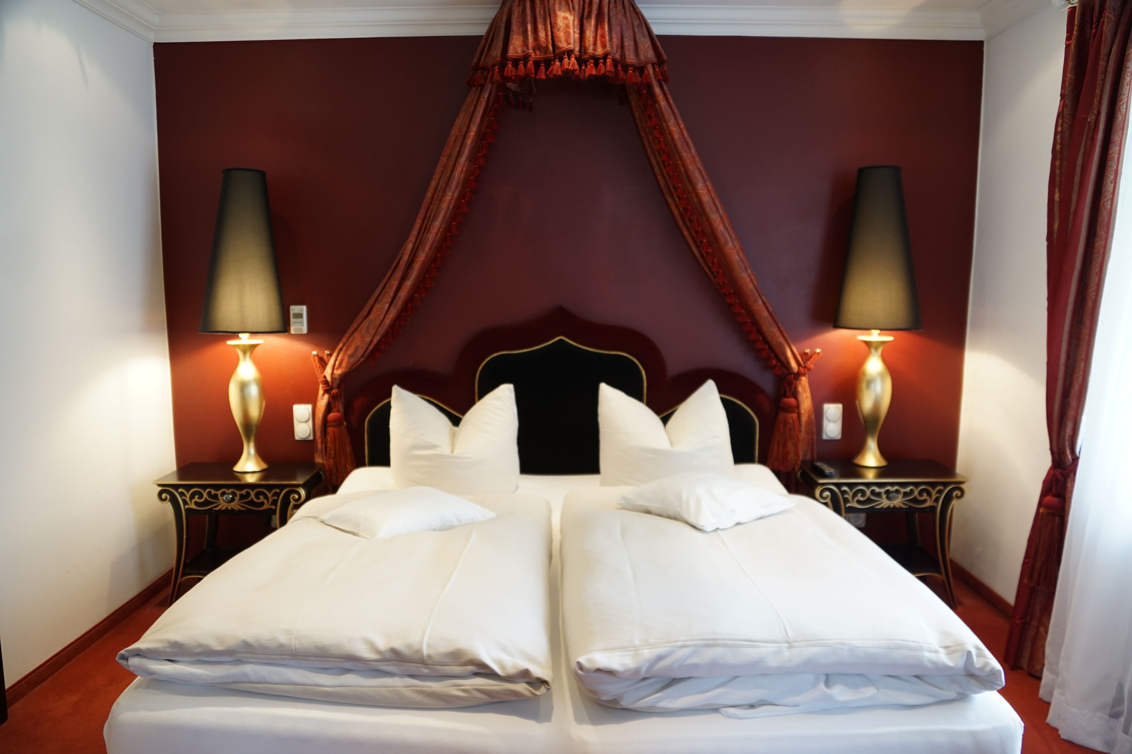 مكتب وواي فاي مجانًا وملاءات أسرّة