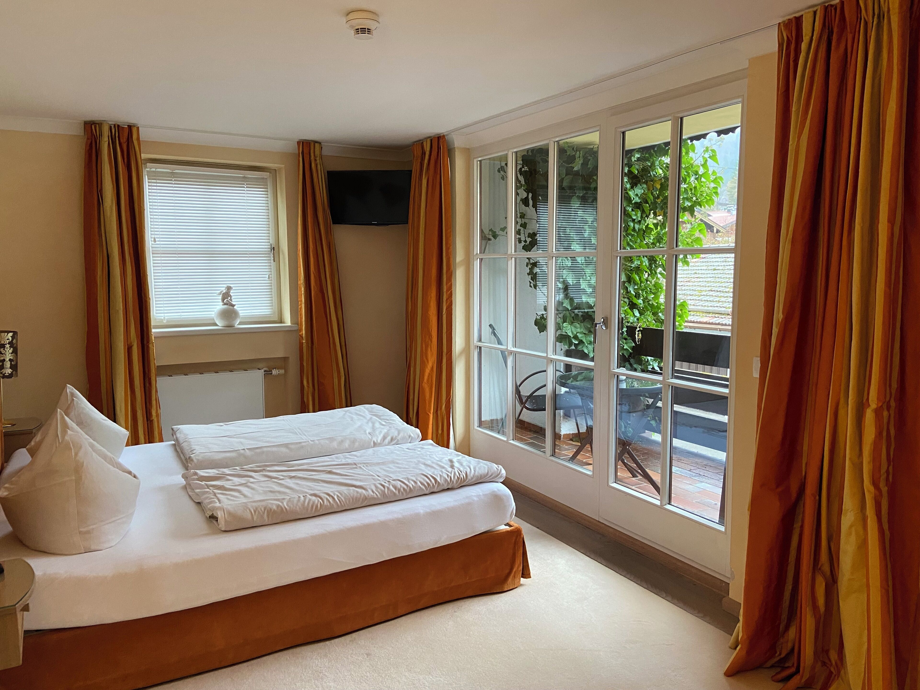 مكتب وواي فاي مجانًا وملاءات أسرّة