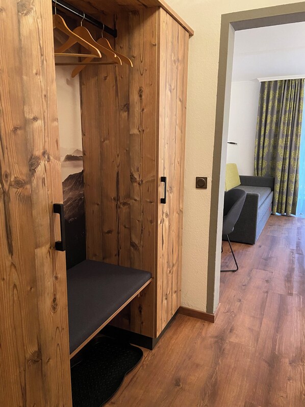 Comfort Quadruple Room | Desk, free WiFi, bed sheets - Hotel Alpenhof (Bayrischzell)