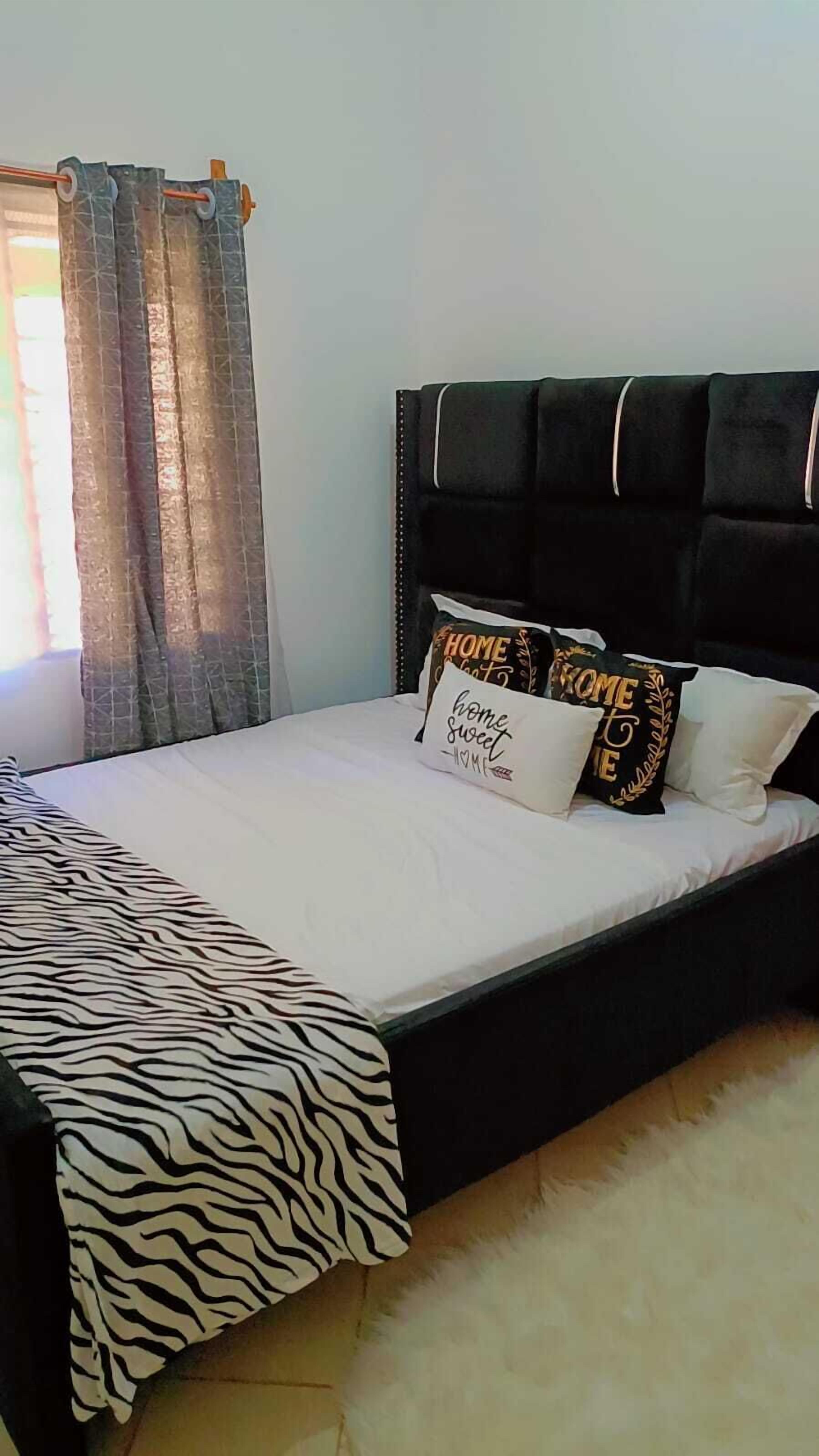 Escritorio, espacio para trabajar con laptop y wifi gratis 