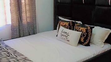 Schreibtisch, laptopgeeigneter Arbeitsplatz, kostenloses WLAN