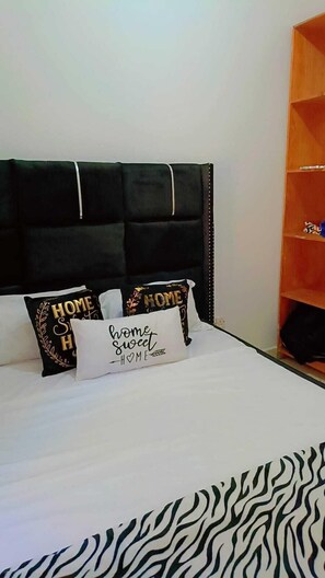 Skrivebord, skrivebord for bærbar PC og wi-fi (inkludert)