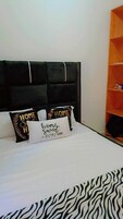 Escritorio, espacio para trabajar con laptop y wifi gratis