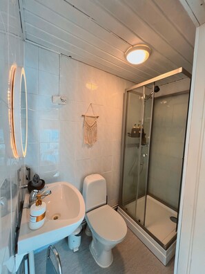 Secadora de cabello, bidet, toallas, jabón