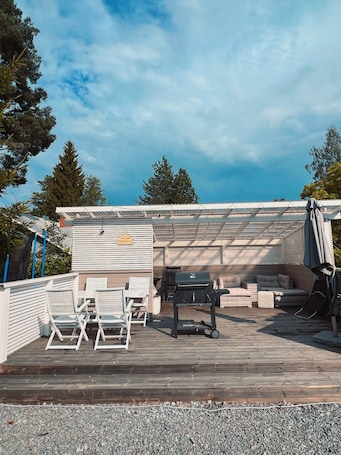Outdoor dining. Sunny Nest 1 – Cozy Scandinavian Cottage with Free Parking in Vaasa