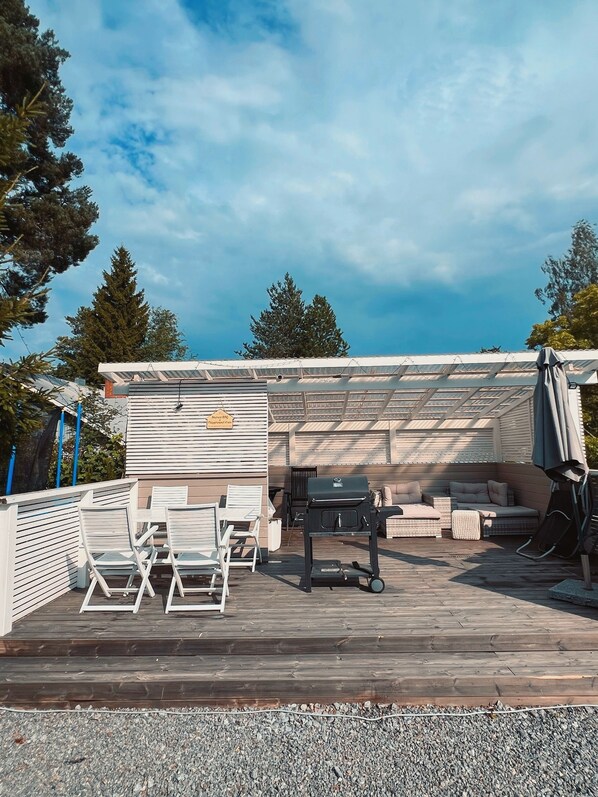 Outdoor dining - Sunny Nest 1 – Cozy Scandinavian Cottage with Free Parking in Vaasa (Vaasa)