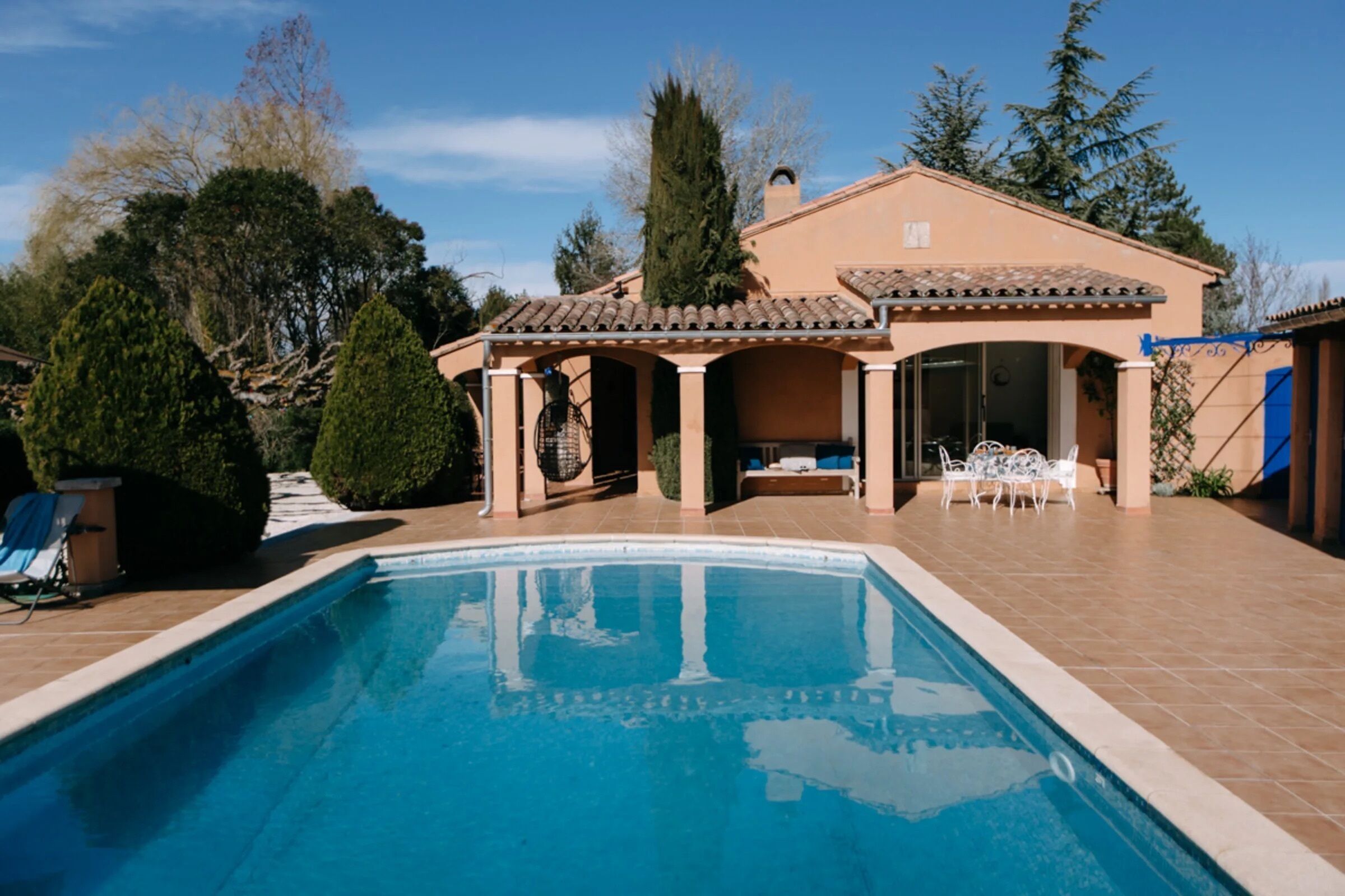Una piscina al aire libre, una piscina climatizada