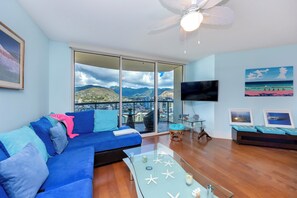 Living area - Prestigious and luxurious Allure Waikiki with 3 bedroom and 2.5 bathrooms! (Honolulu)