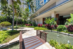 Property grounds - Prestigious and luxurious Allure Waikiki with 3 bedroom and 2.5 bathrooms! (Honolulu)