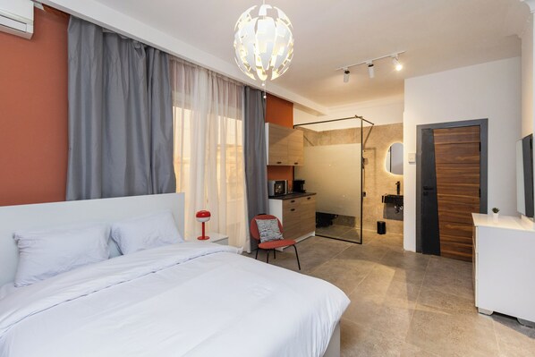 Minibar, tabla de planchar con plancha y wifi gratis 