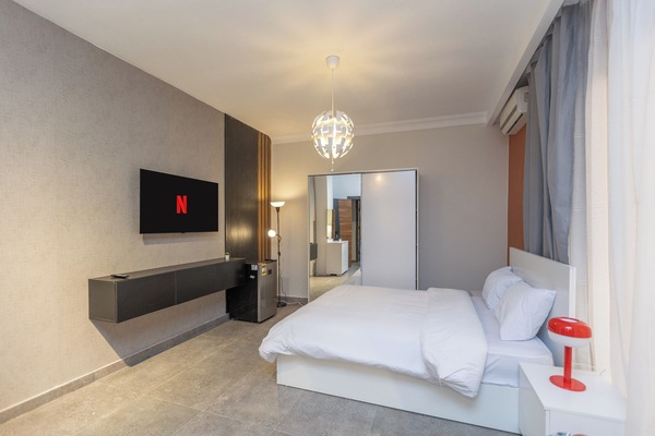 Minibar, iron/ironing board, WiFi (free)
