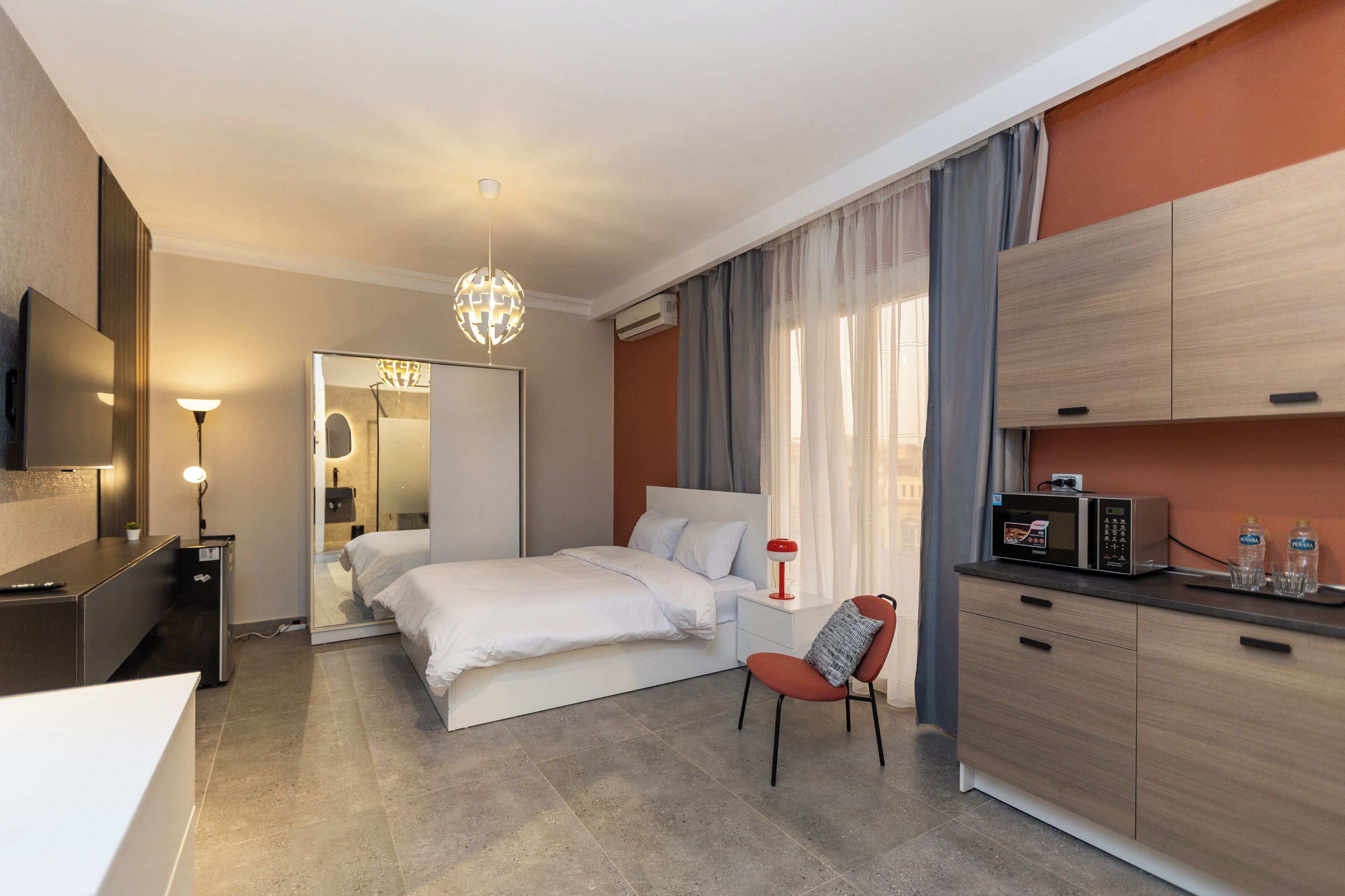 Studio Basic, pemandangan kebun | Minibar, setrika/meja setrika, dan Wi-Fi gratis