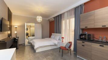 Studio Basic, pemandangan kebun | Minibar, setrika/meja setrika, dan Wi-Fi gratis