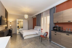 Estudio básico, vista al jardín | Minibar, tabla de planchar con plancha y wifi gratis 