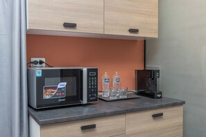 Eenvoudige studio, uitzicht op tuin | Privékeuken | Een espressoapparaat, een koffiezetapparaat/waterkoker, een waterkoker