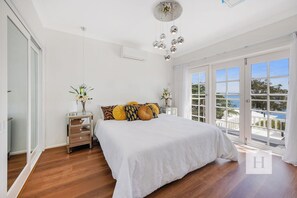 5 bedrooms, iron/ironing board, WiFi, bed sheets - Luxury Waterfront Getaway - Close to restaurants, beaches and plenty more! (Toukley)