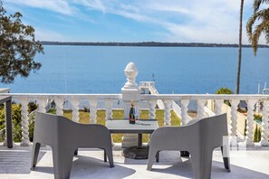 Outdoor dining - Luxury Waterfront Getaway - Close to restaurants, beaches and plenty more! (Toukley)