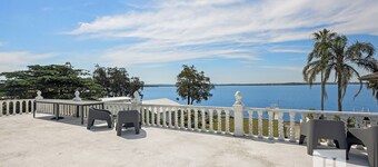 Luxury Waterfront Getaway - Close to restaurants, beaches and plenty more!