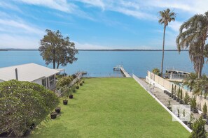 Property grounds - Luxury Waterfront Getaway - Close to restaurants, beaches and plenty more! (Toukley)