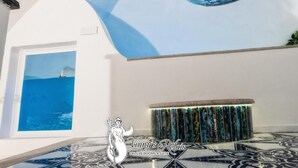 A room with a nautical-themed mural, a decorative bench, and a tiled floor. - Vinny's Relais - Deluxe rooms & Suite (Vietri sul Mare)